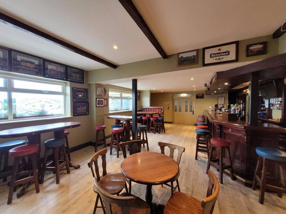 Caman Inn Килкени Екстериор снимка