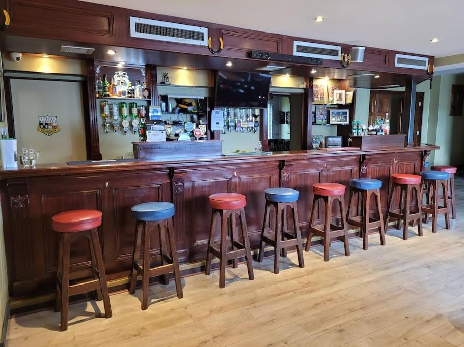 Caman Inn Килкени Екстериор снимка