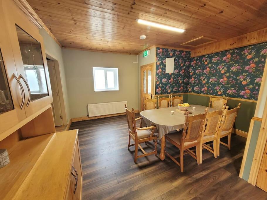 Caman Inn Килкени Екстериор снимка